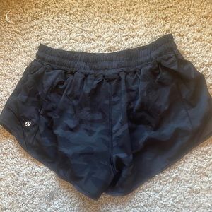 Lululemon Hotty Hot Shorts 2.5” Deep Coal Camo